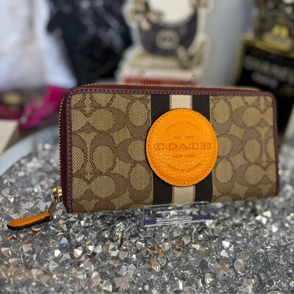 Coach Dempsey Accordian Zip Wallet - EUC - Picture 1 of 12